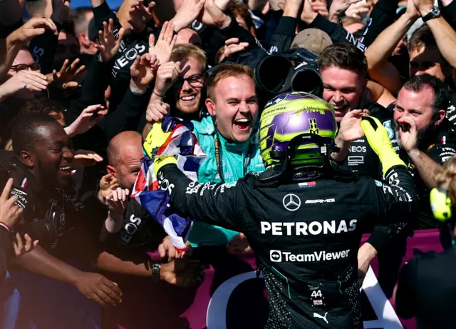 lewis hamilton with his team