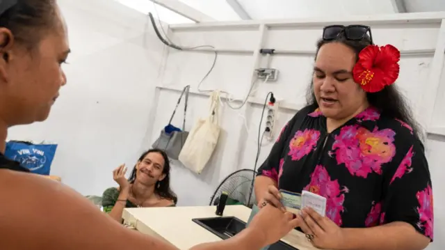 Voting in Tahiti, 6 July