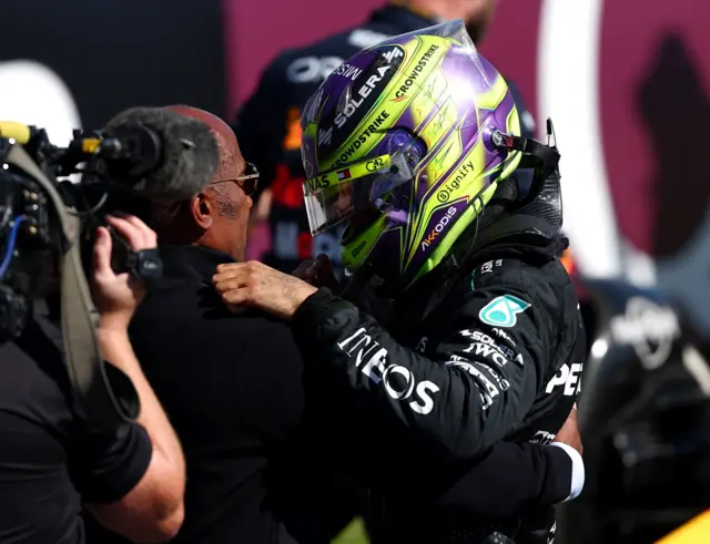 lewis hamilton hugging his father anthony hamilton