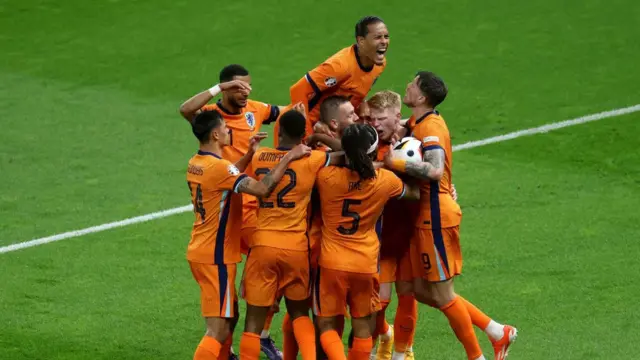 Stefan de Vrij of the Netherlands celebrates scoring his team's first goal with teammates during the UEFA EURO 2024 quarter-final match between Netherlands and Türkiye at Olympiastadion on July 06, 2024 in Berlin, Germany.