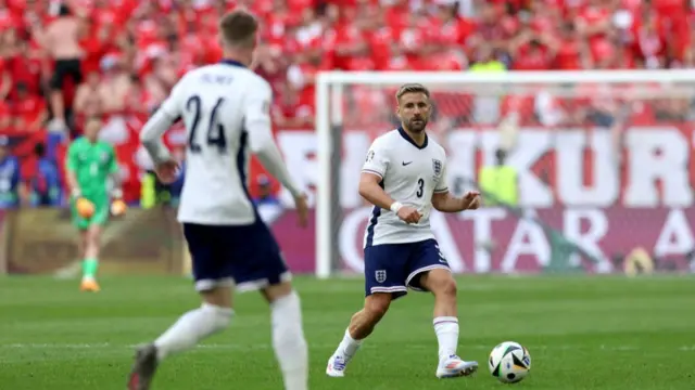 Luke Shaw of England runs with the ball during the UEFA EURO 2024 quarter-final match between England and Switzerland at Düsseldorf Arena on July 06, 2024 in Dusseldorf, Germany