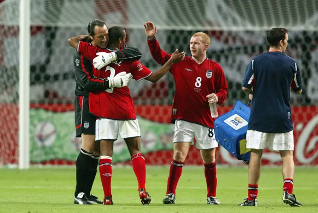 David Seaman, Ashley Cole and Paul Scholes celebrate