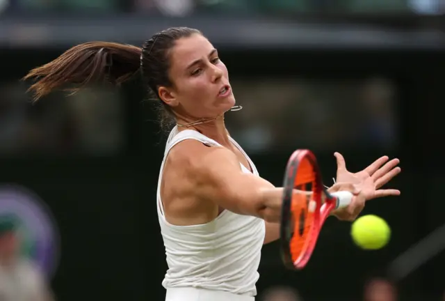 Emma Navarro hits a forehand shot