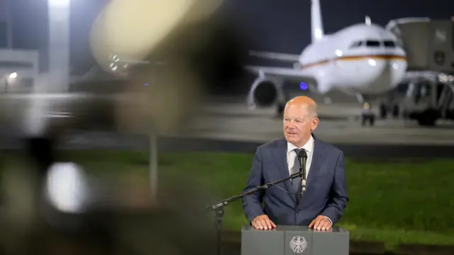 German Chancellor Olaf Scholz speaks to the media after receiving the exchanged prisoners as they arrived on an aircraft at the military section of Cologne Bonn Airport in Cologne, Germany, 01 August 2024. At a time of great tension, Russia and the West have exchanged prisoners, including US-Americans, German citizens, prominent Kremlin opponents and the so-called Tiergarten murderer imprisoned in Germany.