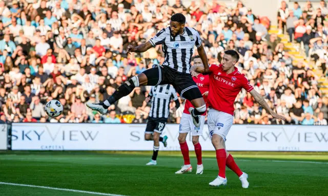 St Mirren v Valur