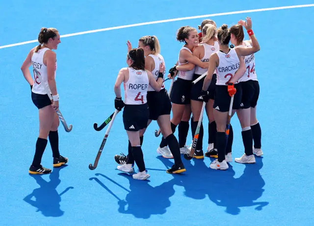 Tess Howard of Team Great Britain (R) celebrates