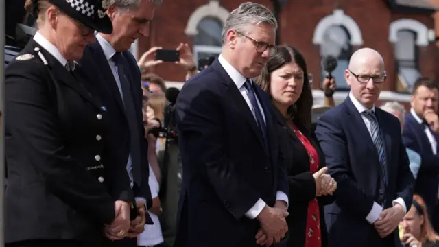 Starmer observes the tributes in Southport