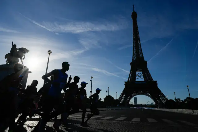 The marathon runners going past the Eiffel Tower