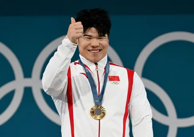 Huanhua Liu celebrating with his gold medal