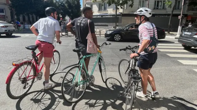 Cyclists going around Paris