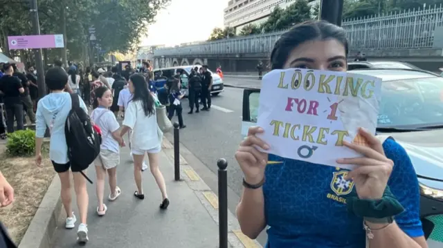 Fan ask for ticket outside Bercy Arena