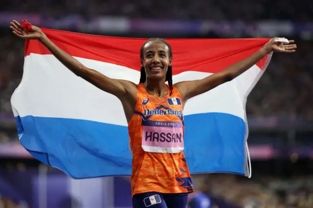 Sifan Hassan with a Netherlands flag