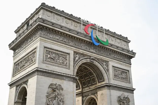 The Paralympic logo on one side of the Arc de Triomphe