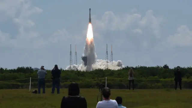 Um foguete Atlas V da United Launch Alliance transporta uma espaçonave CST-100 Starliner do Pad 41 na Estação Espacial de Cabo Canaveral da NASA para um teste de voo da tripulação da Boeing às 10h52 do dia 5 de junho de 2024, em Cabo Canaveral, Flórida.