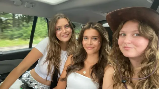 mily Joint, Maria Melissa Alves and Freya Allen on their way to the Eras tour