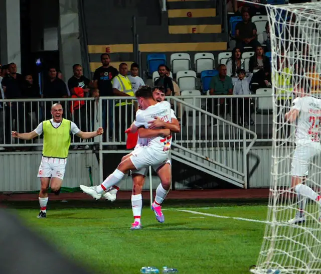 Matty Lusty and Lee Bonis celebrate goal