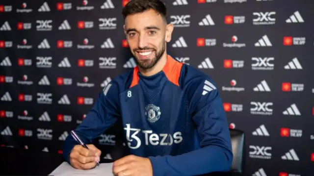 Bruno Fernandes signs a new contract at Manchester United