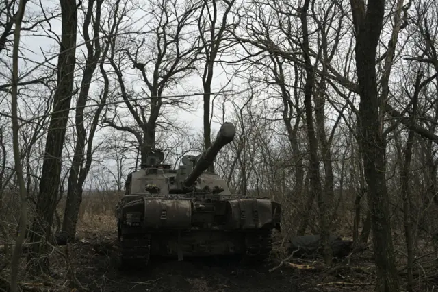 A challenger 2 tank in a woodland area