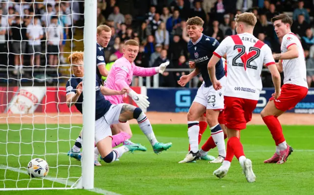 Dundee's Seb Palmer-Houlden scores