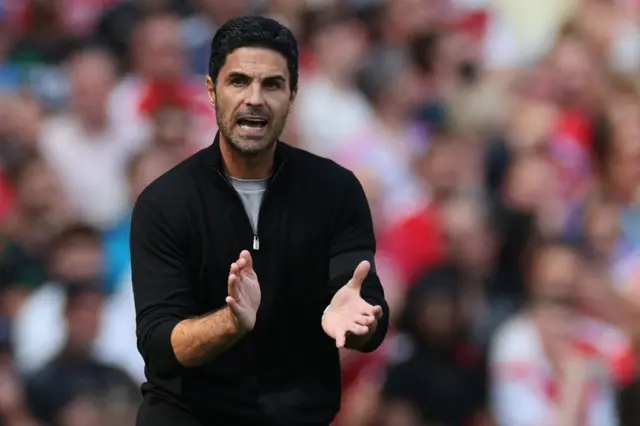 Arteta claps his side from the sideline