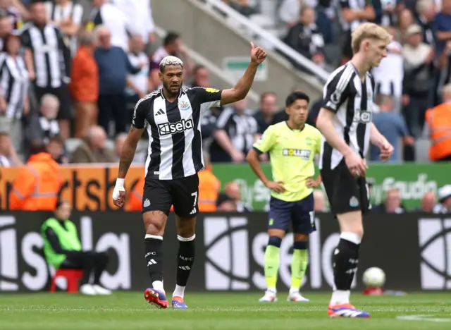 Joelinton holds thumbs up after his goal