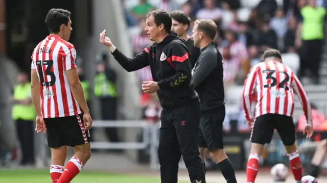 Sunderland boss Regis Le Bris speaks to Luke O'Nien during the Black Cats' 4-0 win against Sheffield Wednesday