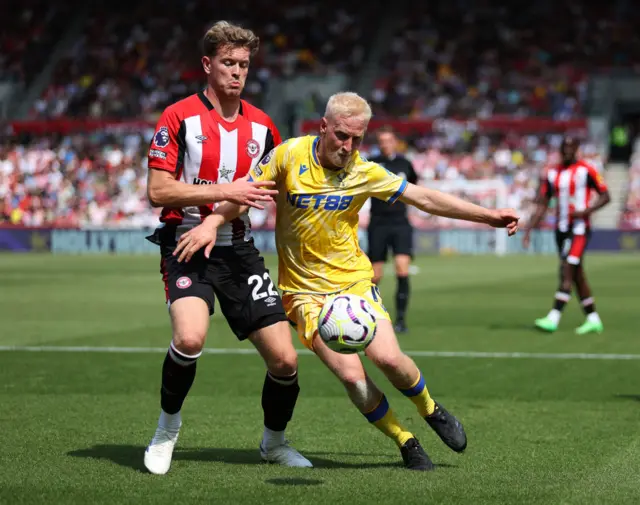 Will Hughes of Crystal Palace is challenged by Nathan Collins of Brentford