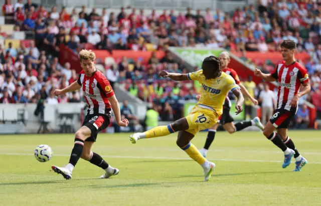 Eberechi Eze shooting for Crystal Palace