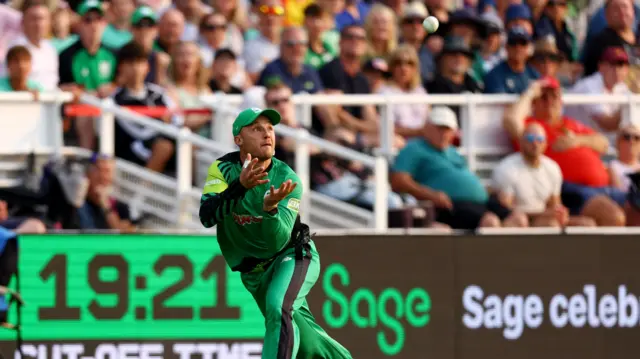 Southern Brave's Laurie Evans takes a catch to dismiss Oval Invincibles Dawid Malan off the bowling of Southern Brave's Jofra Archer