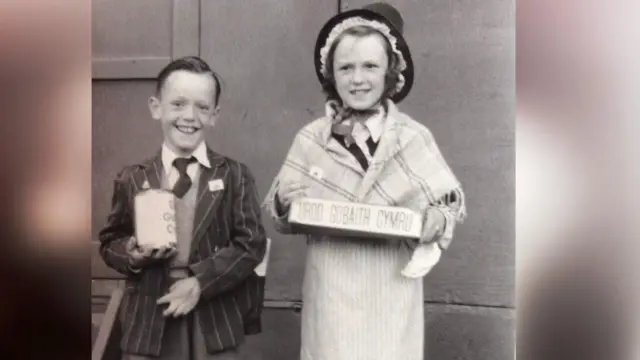 Philip (brawd) a Susan yn gwerthu fflagiau'r Urdd yn Eisteddfod Aberdâr 1956