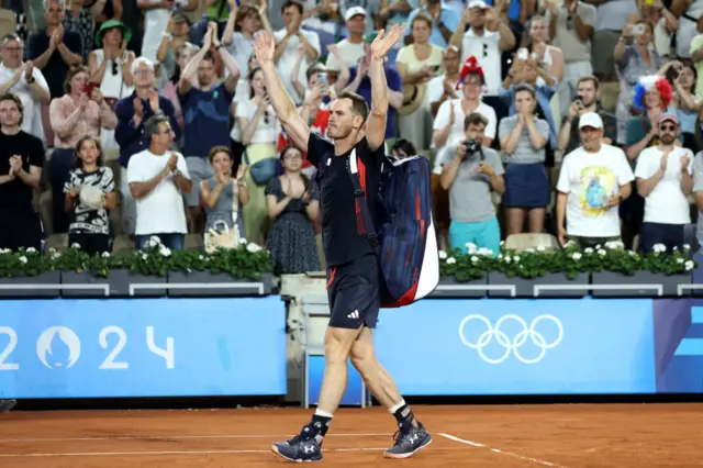 Andy Murray waving to the crowd