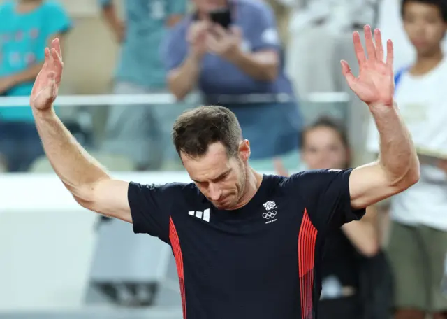 Andy Murray waving to the crowd sad