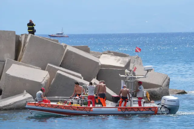 Rescue divers returning to the harbour in Porticello