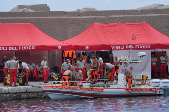 Rescue divers returning to the harbour in Porticello