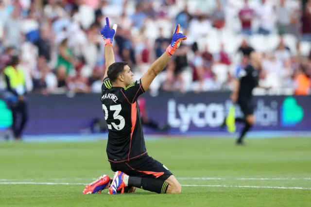 Emiliano Martinez celebrates