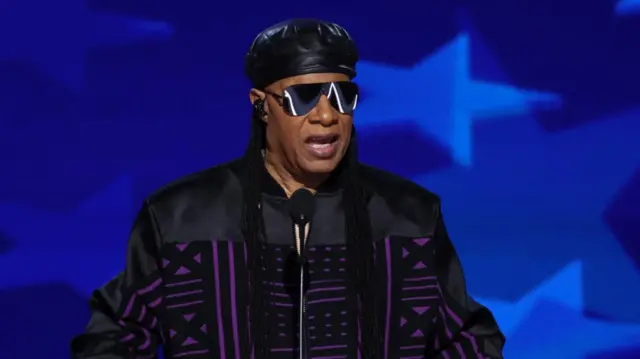 Description Stevie Wonder speaks on stage on Day 3 of the Democratic National Convention (DNC) at the United Center, in Chicago, Illinois, U.S., August 21, 2024.