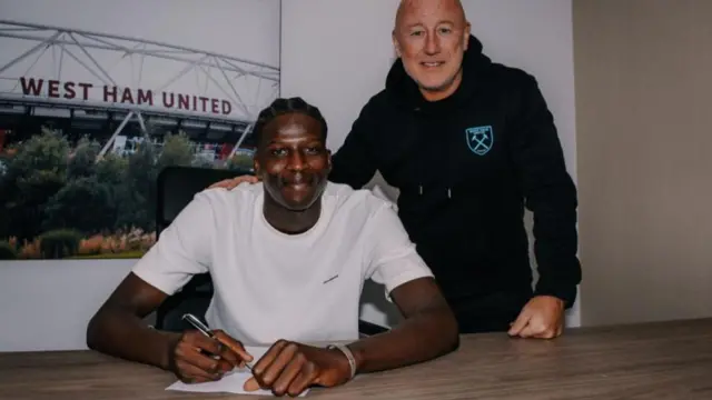 West Ham United have signed promising French midfielder Mohamadou Kante from Ligue 2 club Paris FC.