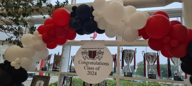 A balloon display congratulating students