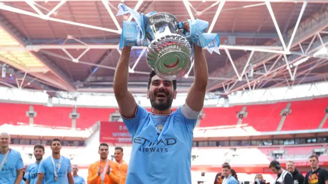 Ilkay Gundogan lifting the FA Cup