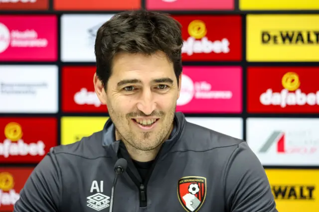 Andoni Iraola at a news conference