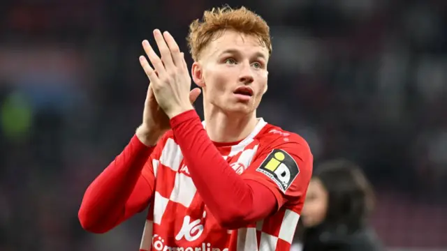 Sepp van den Berg of 1.FSV Mainz 05 applauds the fans after the Bundesliga match between 1. FSV Mainz 05 and FC Augsburg at MEWA Arena on February 17, 2024 in Mainz, Germany