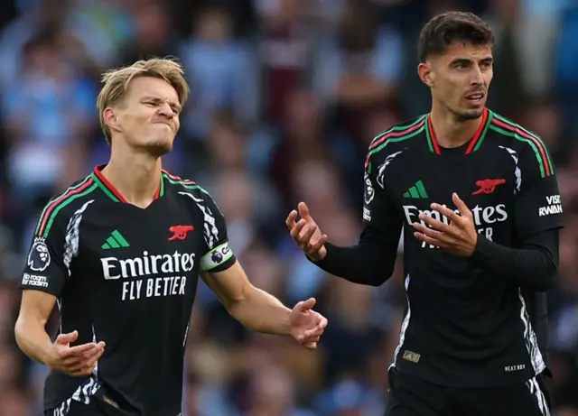 Odegaard and Havertz react to a missed chance