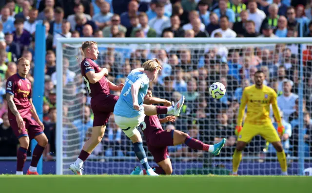 Kevin de Bruyne shoots