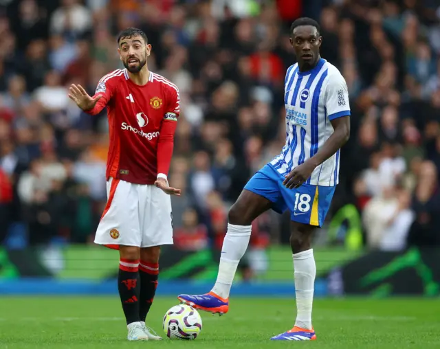 Fernandes and Welbeck stand over the ball