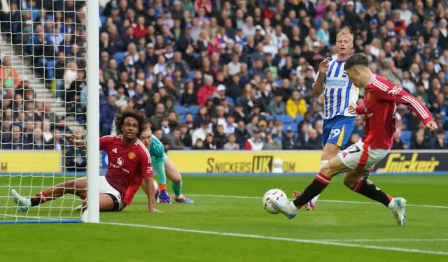 Zirkzee lurks in the middle as Garnacho shoots at goal