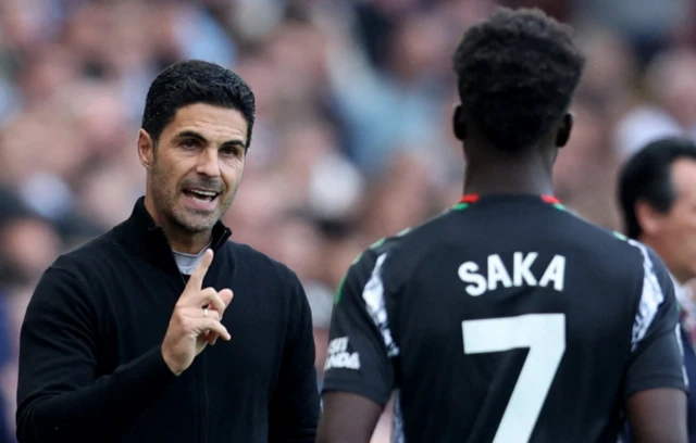 Mikel Arteta gives instructions to Bukayo Saka