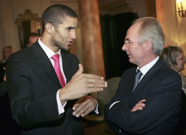 England football coach Sven-Goran Eriksson (R) talks with England and Manchester City goal keeper David James