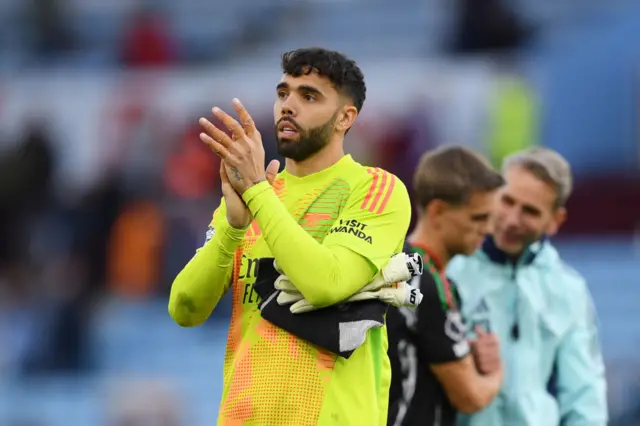 Arsenal goalkeeper David Raya clapping