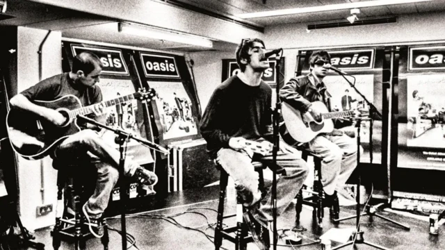 The Gallagher brothers and Bonehead performed an acoustic set at London's Virgin Megastore on the day of Definitely Maybe’s release