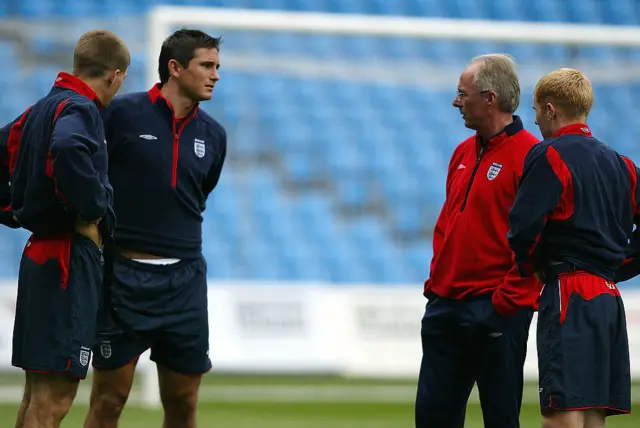 : Sven Goran Eriksson, the coach of England talks to Steven Gerrard, Frank Lampard and Paul Scholes